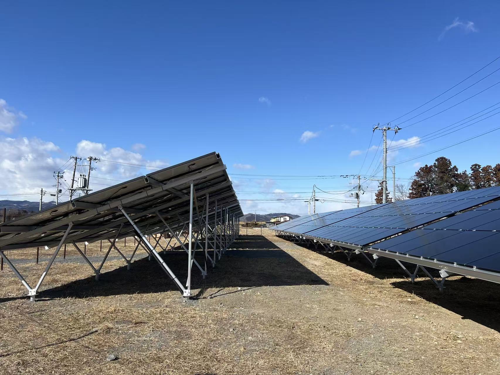 Material solarnega ozemljitvenega nosilca