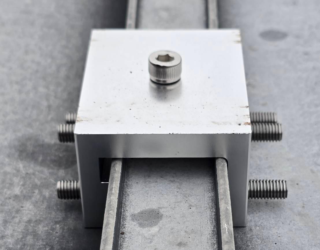 Popolno prileganje vaši strehi: naša NOVA strešna zaponka je v proizvodnji!