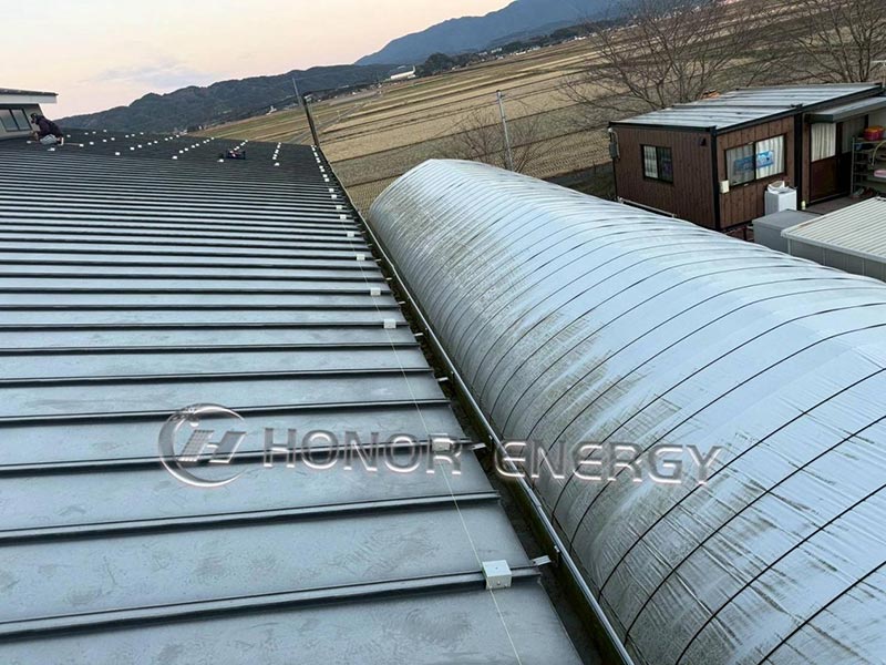 Kovinske strešne objemke s stoječim šivom so nameščene in pripravljene