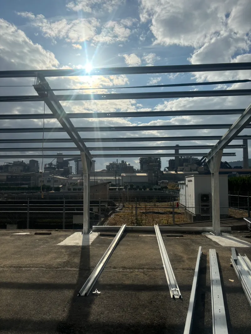 Solarni nadstrešek z enim stebrom